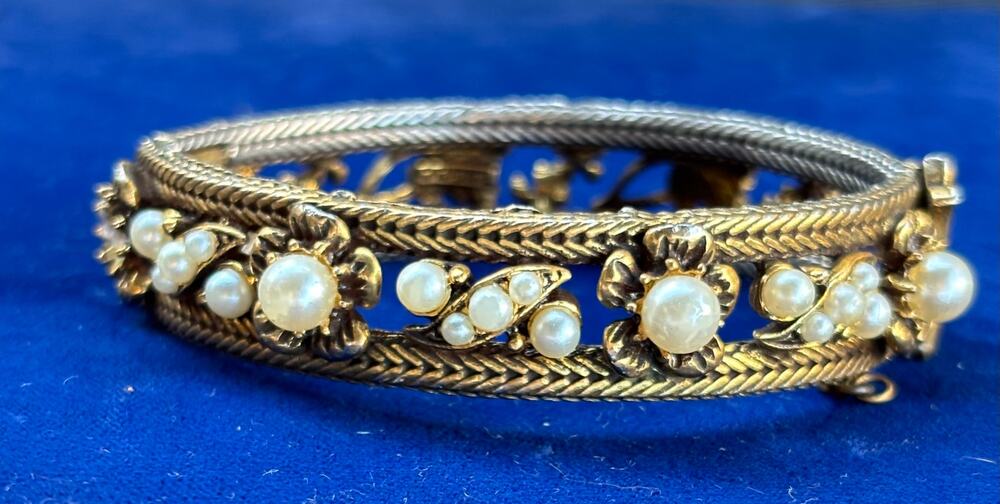 Vintage Florenze Faux Pearl Gold Tone Flowers Leaves Spring Hinged Bracelet 7"